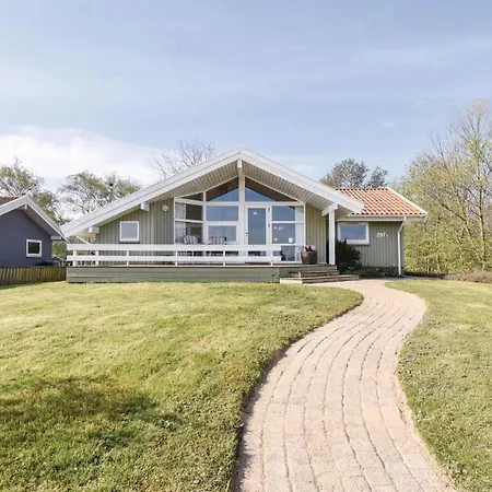 Holiday home Three-bedroom Holiday In